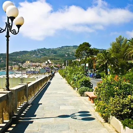 Apartment 600 Meters From The Sea - Private Courtyard And Parking